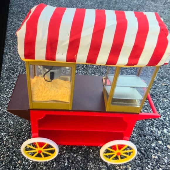 LARGE Version Our Generation Pretzel and Popcorn stand for 18” dolls - Picture 1 of 3